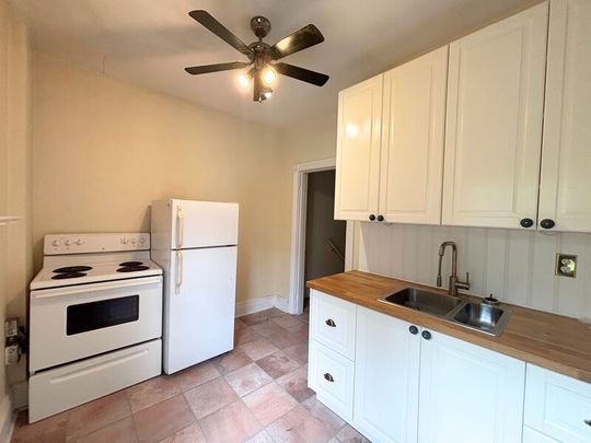 $1,599 / 3 br / 1 ba / 44 Spring st #upper - Photo 1