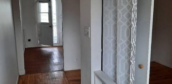 3 1/2 au centre ville près du Centre Vidéotron - Photo 2