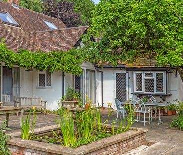 Character detached house set behind electric gates in a private roa... - Photo 2