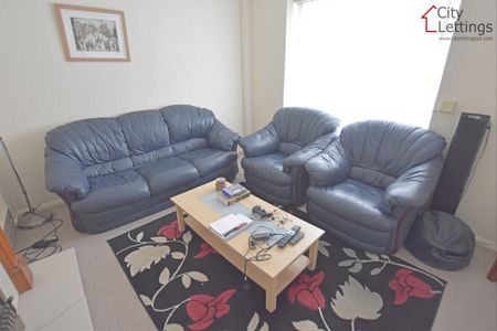 3 Bedroom Mid Terraced House - Photo 2