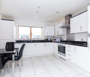 2 bed 2 bath within a modern new build minutes to a piccadilly tube line - Photo 1