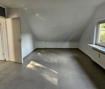 Moderne Dachgeschosswohnung in ruhiger Lage - Photo 1
