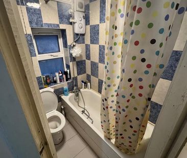 Room in a Shared House, Tennyson Road, SO17 - Photo 5