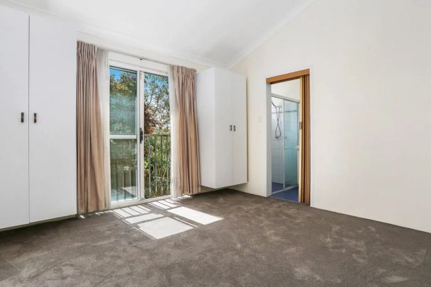 SPACIOUS PARKSIDE TOWNHOUSE - Photo 1