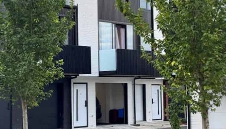 Modern 3-Bedroom Apartment in the Heart of the City - Photo 2