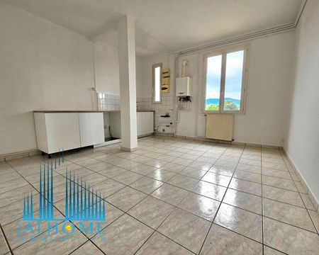 Location Appartement 4 pièces 103m² ST CHAMOND 42400 - Photo 3