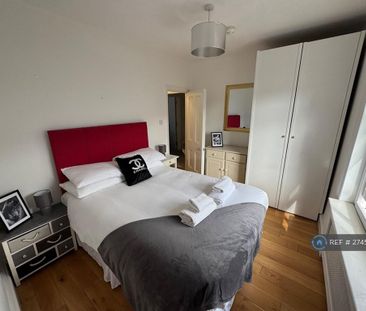 2 bedroom penthouse to rent - Photo 4