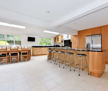 A four bedroom detached family house situated in a popular quiet cu... - Photo 5