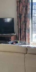 Walk to the shops - Photo 4