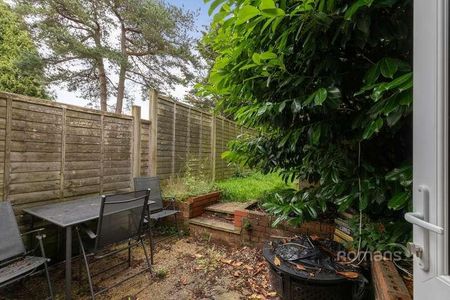 Eastland Avenue, Thornbury, Bristol, Gloucestershire, BS35 - Photo 4
