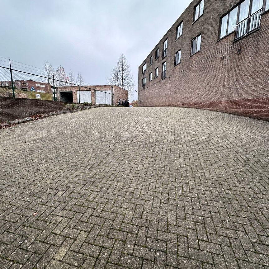 GERENOVEERD APPARTEMENT MET 2 SLPK, KELDER EN GARAGE IN LANAKEN CENTRUM! - Foto 1