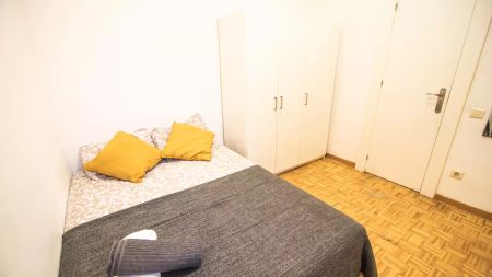 Room in a shared 19-bedroom apartment for rent in l'Antiga Esquerra de l'Eixample. - Photo 2