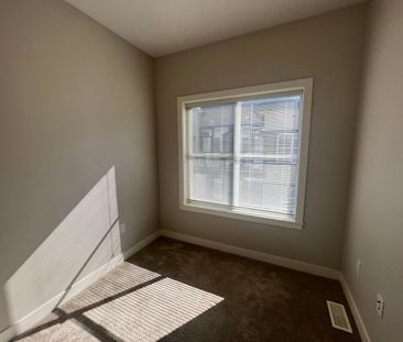 Townhouse with Rooftop Patio - Photo 6