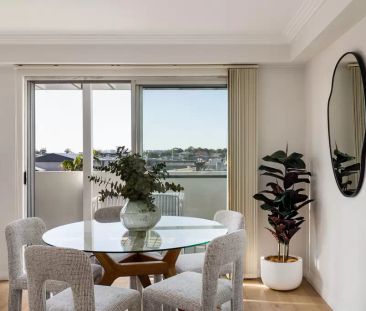 Contemporary retreat with oversized terrace - Photo 5