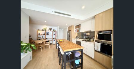 LUXURY DUAL-LEVEL SUB PENTHOUSE, TWO BEDROOM, TWO BATHROOM PLUS W/C, SECURITY PARKING AND STORAGE CAGE! PETS WELCOME! - Photo 2