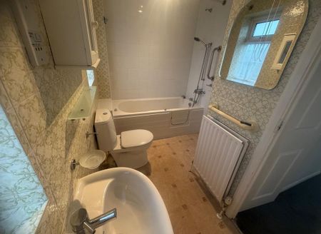 3 bedroom detached house to rent - Photo 4