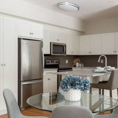 In Kelowna, Modern 2/bd 2/ba, Central Heating & A/C - Photo 1