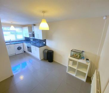 3 bedroom end of terrace house to rent - Photo 5