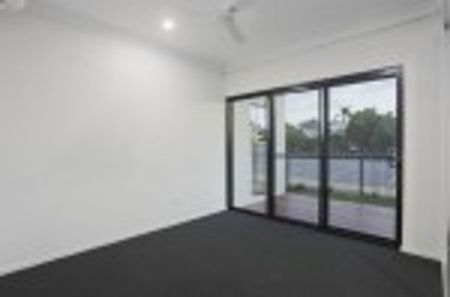 LUXURIOUS TOWNHOUSE NEAR THE BEACH - Photo 4