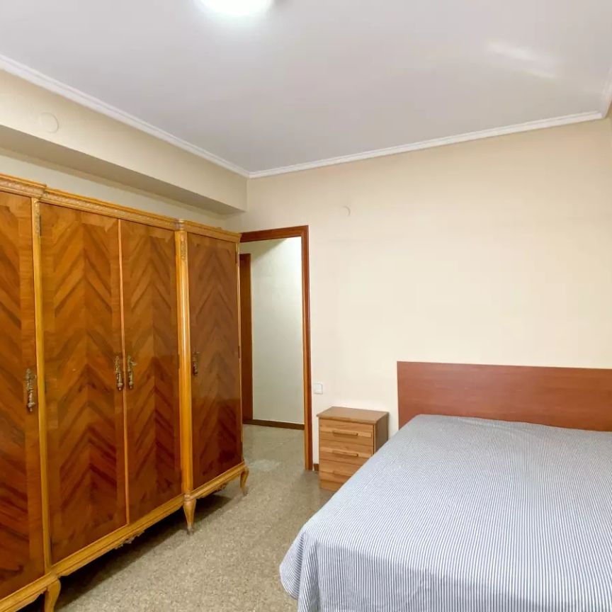 Rooms for rent in 4-bedroom apartment in Algirós - Foto 1