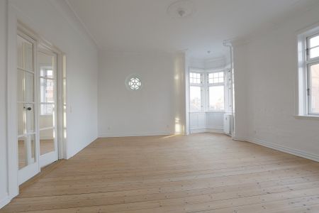 Stor 5-værelses i smuk hjørneejendom i midtbyen - Photo 2