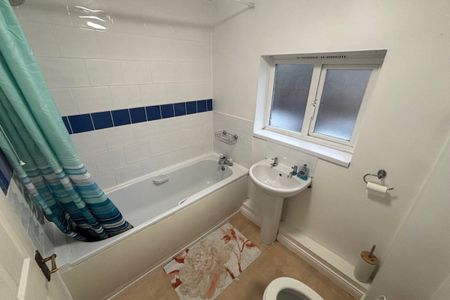 Barnum Court, SWINDON - Photo 3