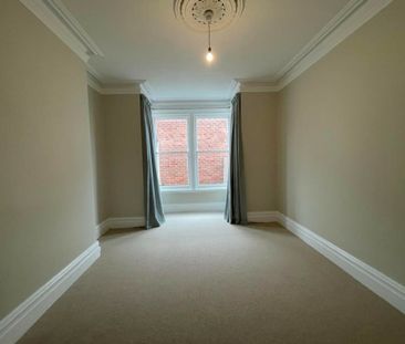 Spacious, close to the beach and an updated decor! - Photo 3