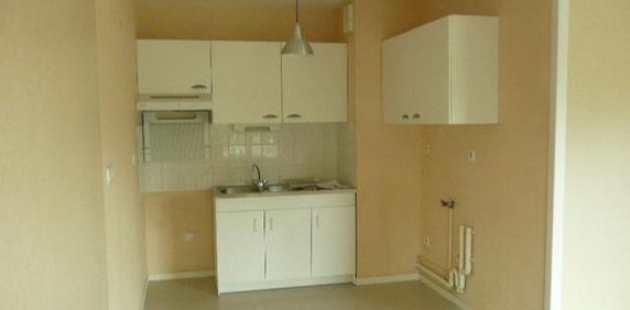 Proche centre-ville et commerces - appartement T2 - 45 m² habitables. - Photo 2