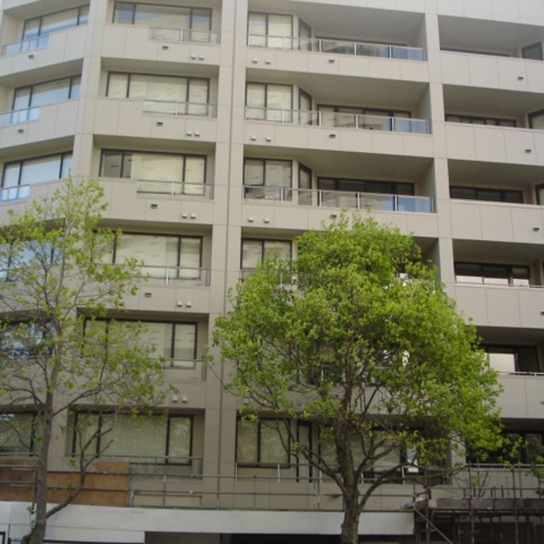 Large Two Bedroom Apartment - Photo 1