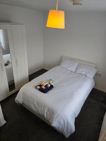 1 bedroom in a house share to rent - Photo 3