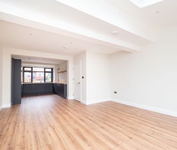 4 bedroom mid terraced house to rent, - Photo 2