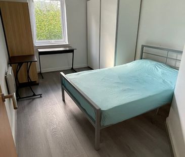 3 Bed Flat, Central Court, M3 - Photo 2