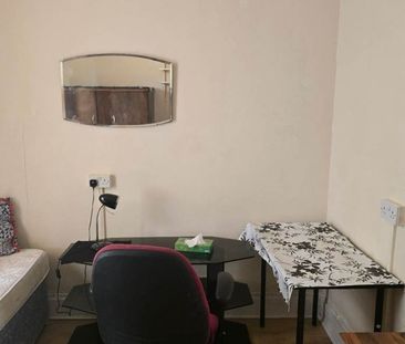 Room in a Shared House, Forty Lane, HA9 - Photo 2