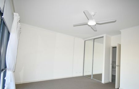 Spacious 4 Bedroom Home with Canal Views! - Photo 5