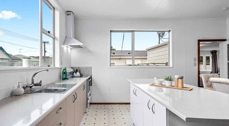 Four bedroom Newtown - Photo 3