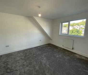 Elizabeth Close, Swansea, SA6 - Photo 4