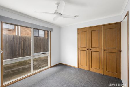 Light filled three bedroom residence in quiet location - Photo 2