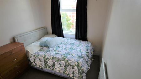 3 bedroom flat to rent - Photo 4