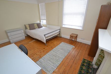 24 Dunlop Avenue, NG7 2BW, NOTTINGHAM - Photo 2