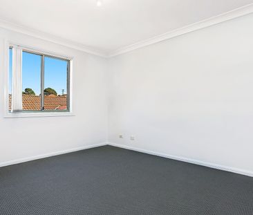 Spacious Townhouse - Photo 1