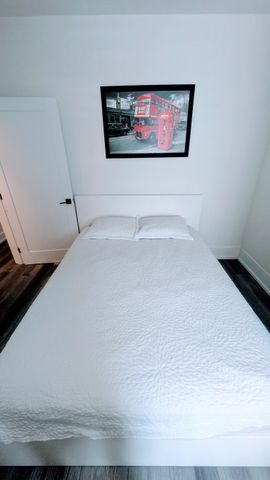 For Lease - 206 Bathurst Street, Toronto, Ontario - Photo 4