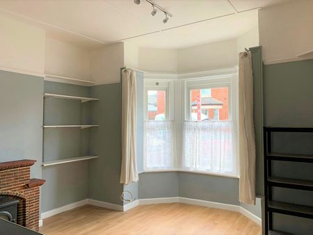 Flat to rent on - Photo 2