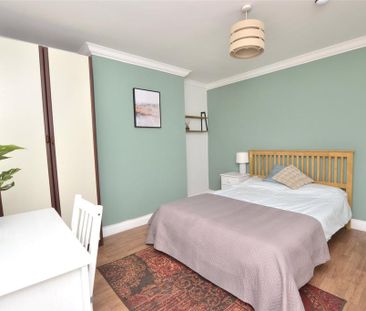 4 bedroom end of terrace house to rent - Photo 2