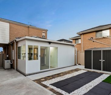 Spacious 3-Bedroom Townhouse in a Prime Location - Photo 6