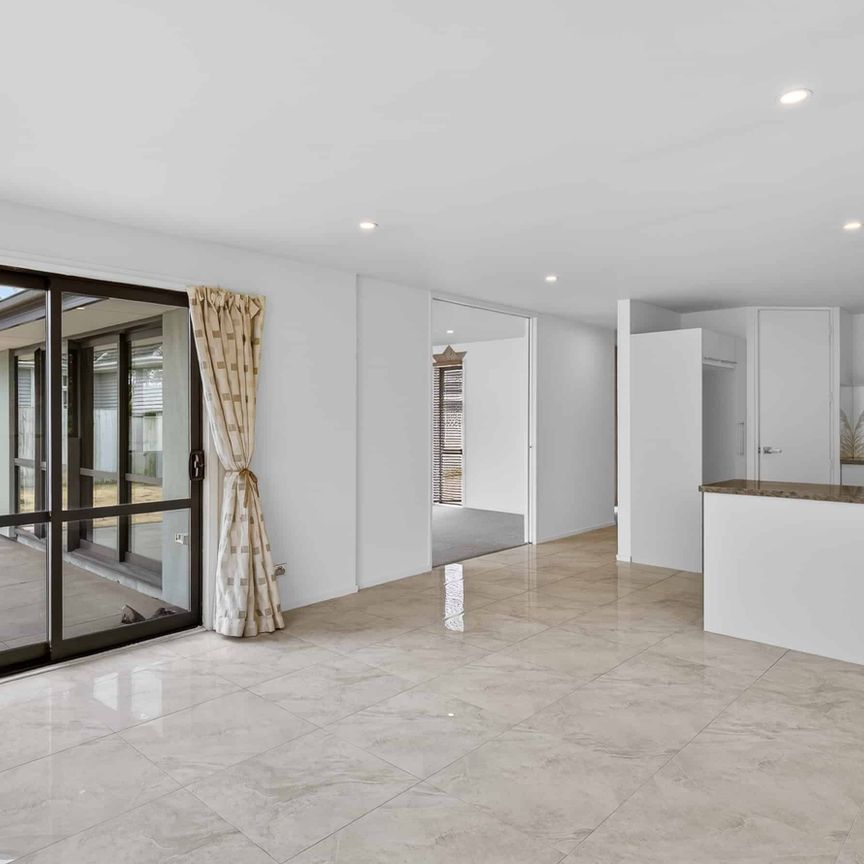 Spacious 4 Bedroom Family Home In Sought After Burwood! - Photo 1