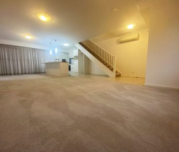 Modern & Spacious Townhouse in Prime Location - Photo 1