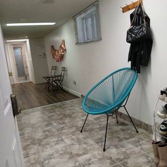 1 Roommate - Bloor/Dufferin 2-bedroom basement apartment - Photo 3