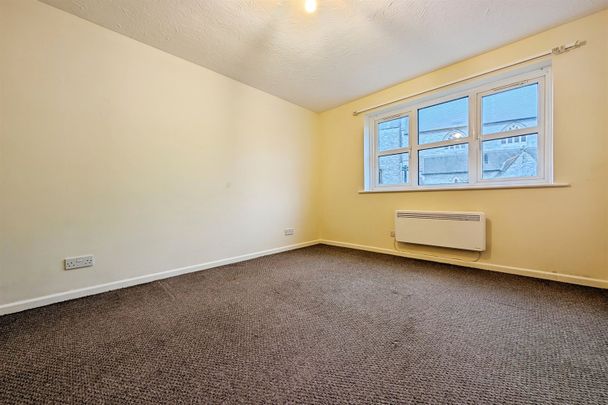 Waterloo Road, SO15 - Photo 1