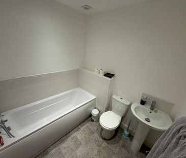 3 bed Town House - To Let - Photo 2