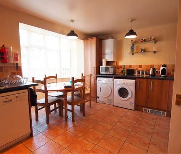 4 bedroom end of terrace house to rent - Photo 5